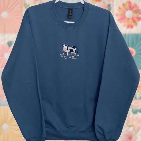 Gildan Tops - Grazing Cow Medium Indigo Blue Embroidered Crewneck Sweatshirt